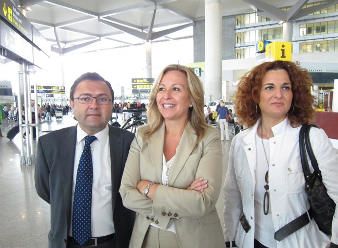 Heredia, Trinidad Jiménez Y Pilar Serrano En El Aeropuerto De Málaga