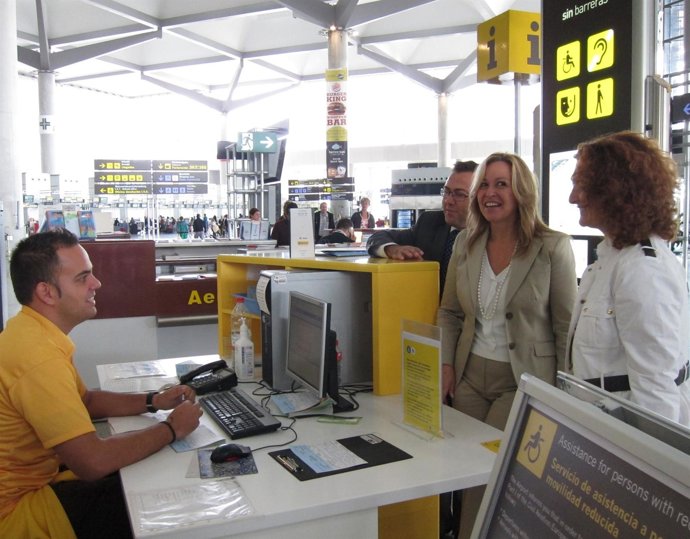 Heredia, Trinidad Jiménez Y Serrano Visitan Un Mostrador Del Aeropuerto