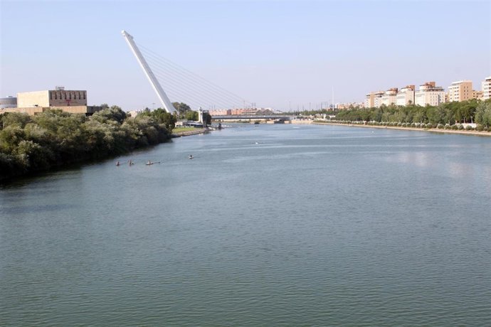 Río Guadalquivir a su paso por Sevilla