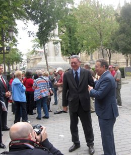 Gallardón Y Zoido Antes De Entrar En El Real Alcázar