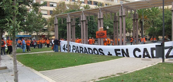 Trabajadores De Cádiz Electrónica Acampan A La Espera De Resolución Del ERE