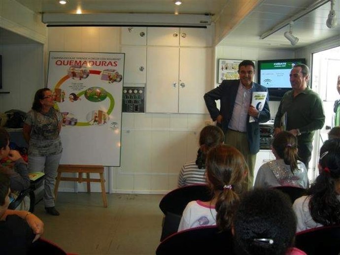 El Delegado De Educación, Vicente Zarza, Presenta El Aula-Bus Sobre Prevención. 