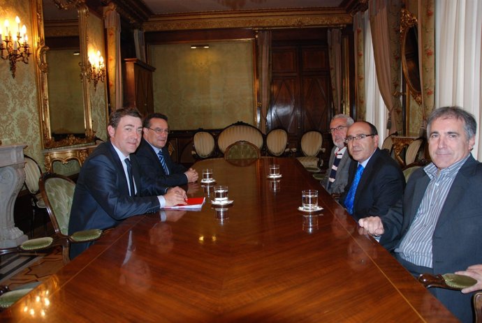 Jiménez, Izco, Galilea, Herrero E Irisarri, Durante La Reunión. 