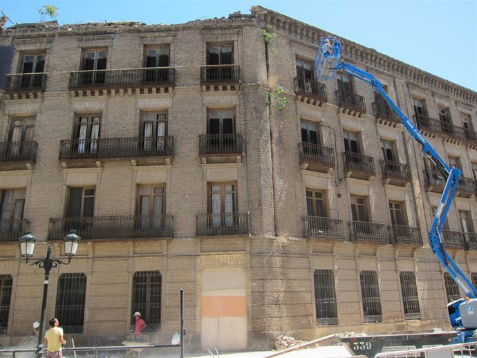 Grúa En Alero Desprendido Antiguo Cuartel Pontoneros