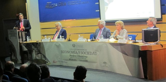 Pedro J. Ramírez Imparte Una Conferencia En La CEA