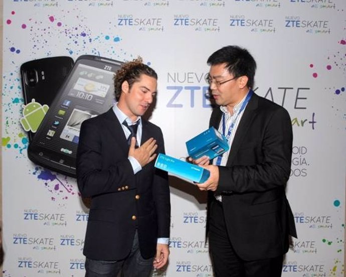 David Bisbal Recibe Un Smartphone ZTE Skate