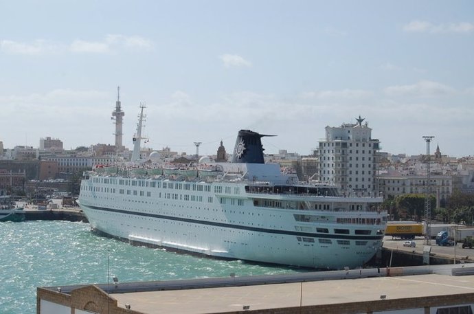 El Crucero MSC Melody En El Muelle De Cádiz
