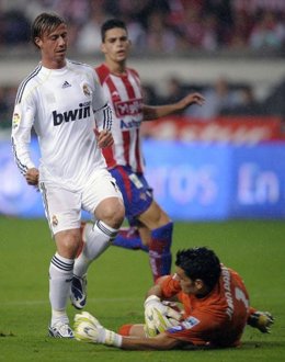 El Real Madrid no puede con el Sporting de Gijón, Guti