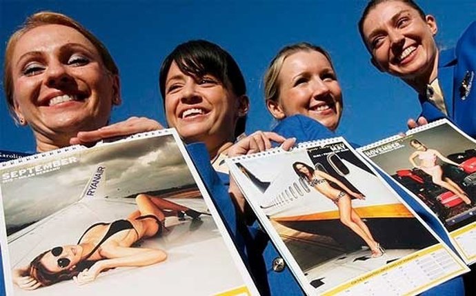 Azafatas De Ryanair Con El Calendario