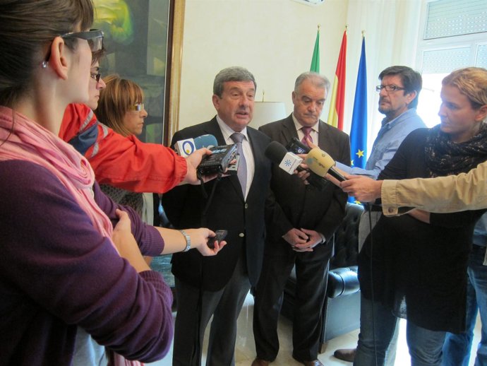 Luis García Garrido Atiende A La Prensa, Acompañado De Gálvez Y Calahorro.