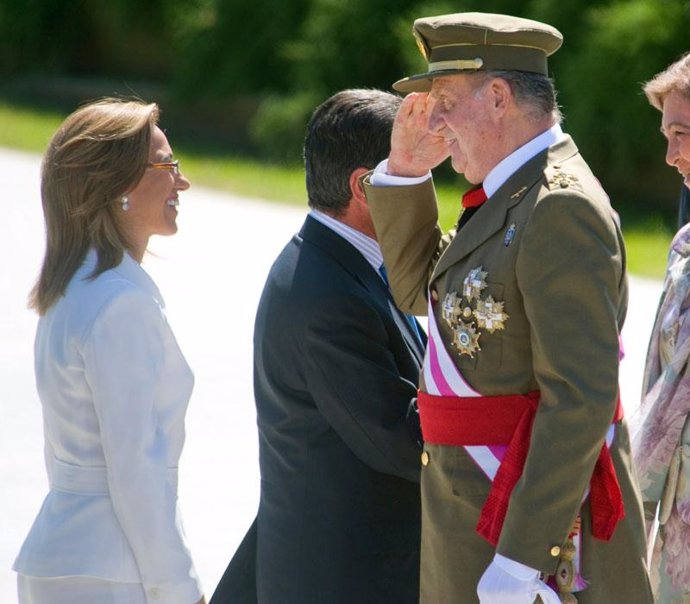 El Rey preside un homenaje a la bandera y saluda a Chacón