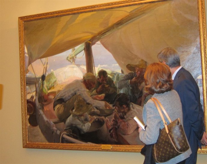 El Secretario Autonómico Y La Bisnieta Del Artista Contemplan El Cuadro 