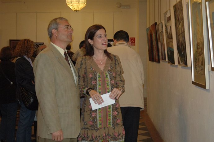 Pilar Gracia Y El Presidente De La Asociación Visitan La Muestra