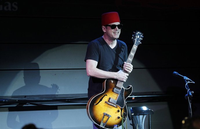 El Músico Santiago Auserón En Un Concierto