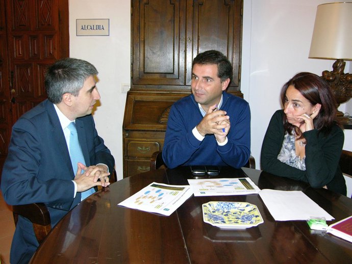 El Alcalde De Moguer, Gustavo Cuéllar, Junto Al Director De Ence, Ernesto García