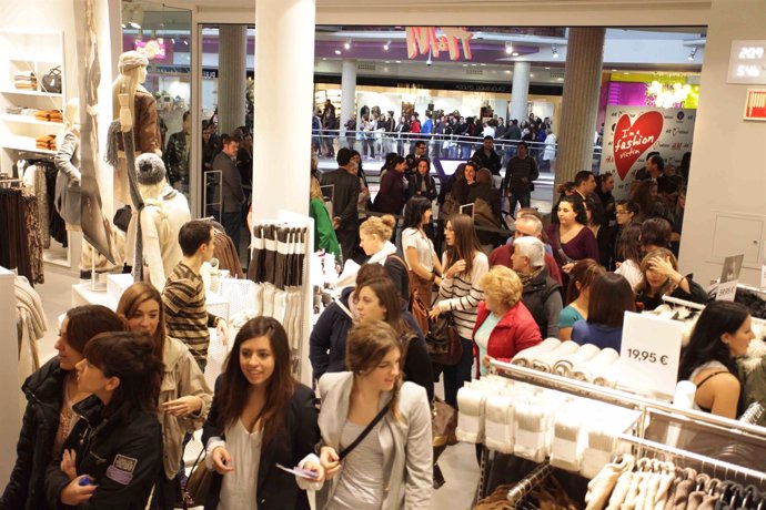Apertura De La Tienda De H&M En El Centro Comercial Vallsur