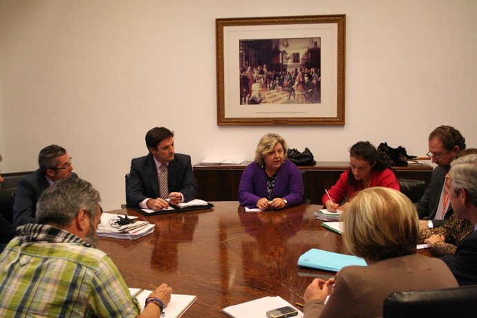 La Consejera De Agricultura Y Pesca, Clara Aguilera, Y Grupos Parlamentarios