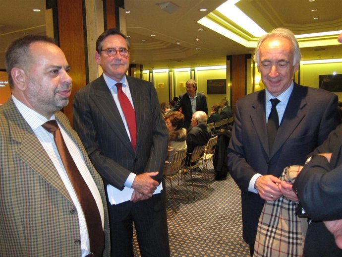 El Vicepresidente Del Santander, Matías Rodríguez Inciarte (Centro)