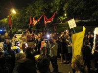 80 miembros de CGT e 'indignados' protestan ante el pabellón donde Rajoy abre campaña