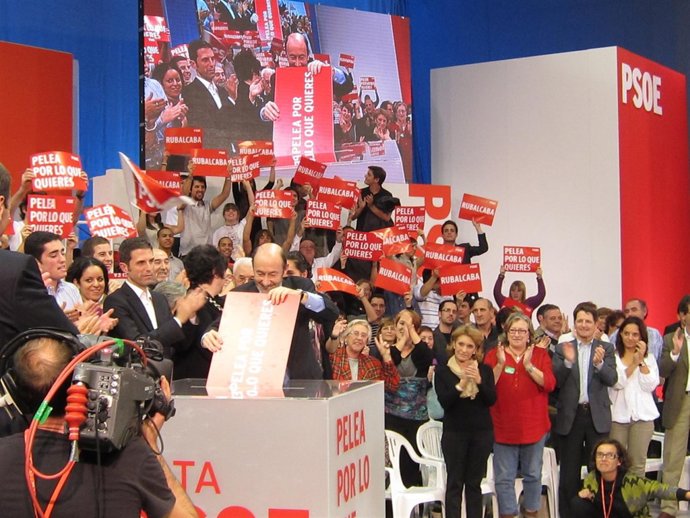 Rubalcaba Introduce Su Papeleta En Una Urna