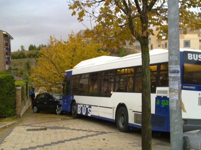 Colisión Entre Un Autobús Urbano Y Un Vehículo En Parquesol