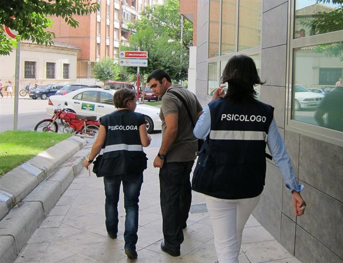 Esposo De La Presunta Parricida Saliendo Del Juzgado De Instrucción Número 1