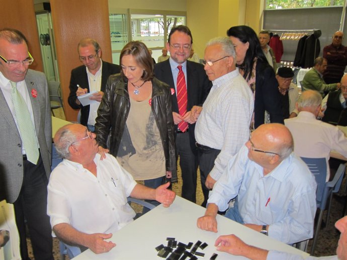 Mònica Almiñana (Candidata Al Senado PSC) Y Daniel Fernández Con Jubilados