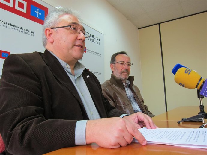 Jesús Alonso, En Primer Término, Acompañado Por Pedro Pizarro.