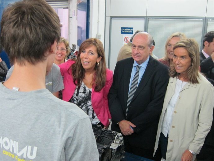 A.S.Camacho, J.Fdez. Y A.Mato (PP) Visitan Un Centro De FP