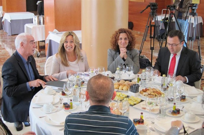Los Socialistas, Durante El Desayuno Informativo