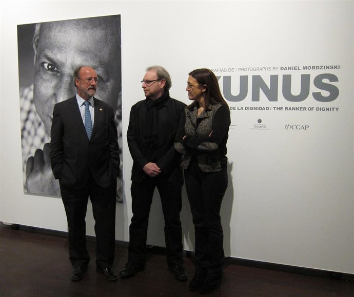 Presentación De La Exposición De Daniel Mordzinski Sobre Muhammed Yunus