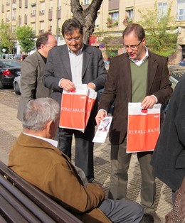 César Luena Reparte Información Por La Campaña Electoral