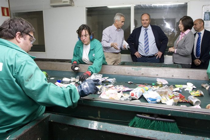 Fernández Visita La Planta De Amica En Candina