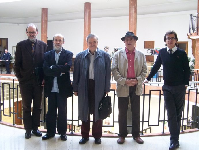 César Torrellas Junto A Varios Miembros Del Jurado