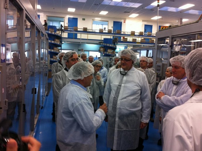 El Conseller F.X. Mena En La Inauguración De La Nueva Línea De P&G En Mataró