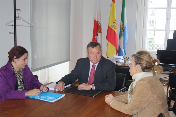 Reunión Del Alcalde Con La Concejala Y La Coordinadora De UNICEF