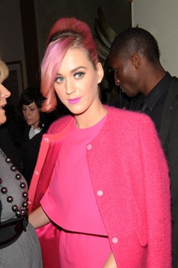 Katy Perry Vestida De Rosa