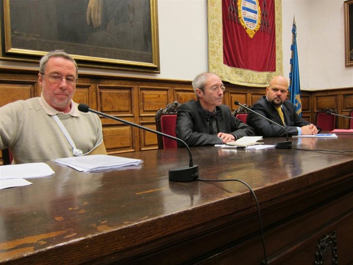 David Rivas (Centro) Durante El Acto De Presentación.