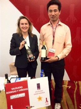 La Propietaria De Bodegas Valdeduero Con El Dueño De Restaurantes Chinos