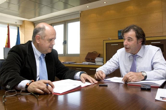 El Consejero De Obras Públicas Y El Alcalde De Riotuerto