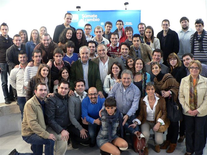 Los Asistentes Al Mitin Posan Con González Pons