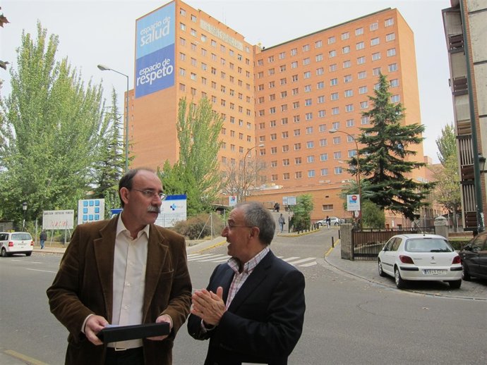 Mario Bedera Y Emilio Álvarez Frente Al Hospital Clínico De Valladolid