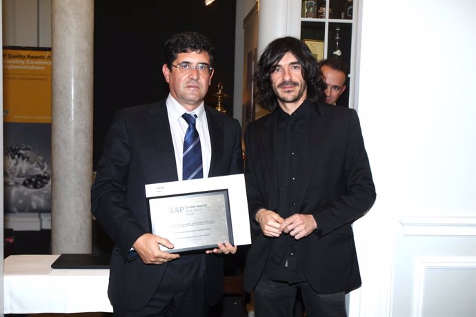 A La Izquierda, El Interventor General, Santiago Salas, Con El Premio