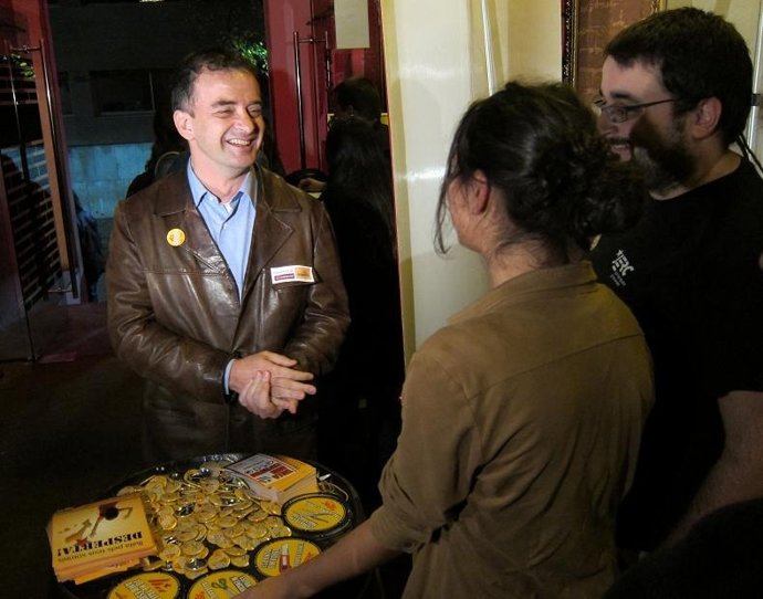 Alfred Bosch Saluda A Dos Miembros De La Juventudes De ERC Antes De Un Mitin