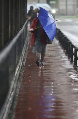 gente paseando con viento