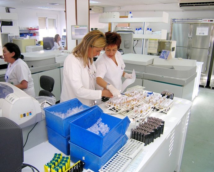 En La Imagen, Profesionales Sanitarias En Un Laboratorio De Análisis Clínicos