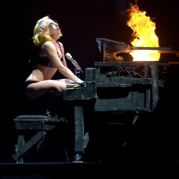 Lady Gaga Fuego