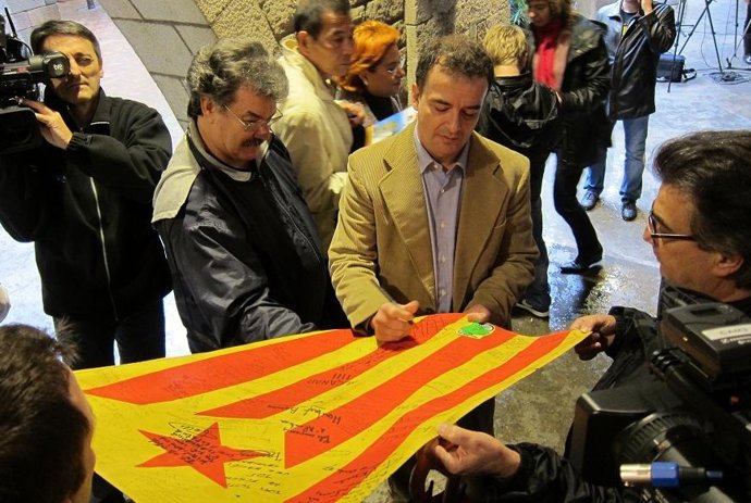 Alfred Bosch (ERC) Firmando Una Bandera Independentista A Un Simpatizante