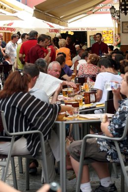 Veladores Llenos En El Centro De Sevilla