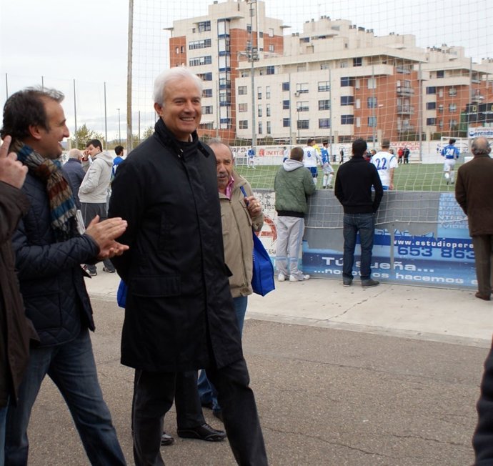 Eloy Suárez Visita El Campo Municipal De Fútbol De Santa Isabel